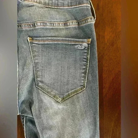 HOLLISTER ― 5 SHORT ― MID-RISE JEAN LEGGING Distressed Light Wash Jeans - Picture 10 of 13